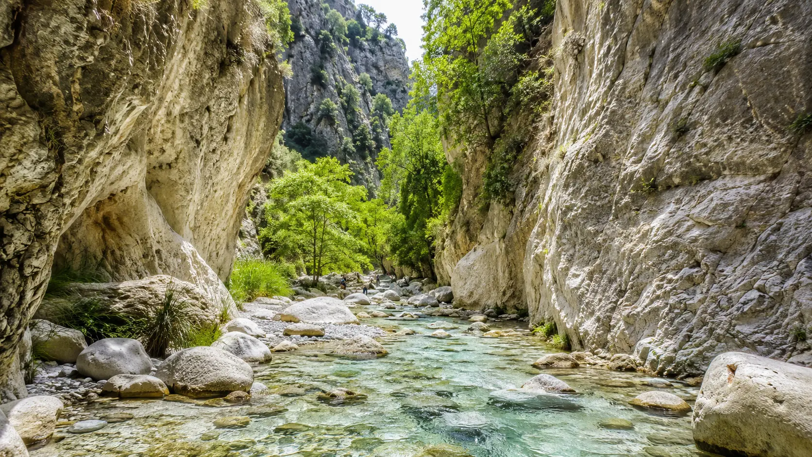 Garganta del Río Chíllar en Nerja en primavera con paredes de caliza y agua cristalina entre las rocas
