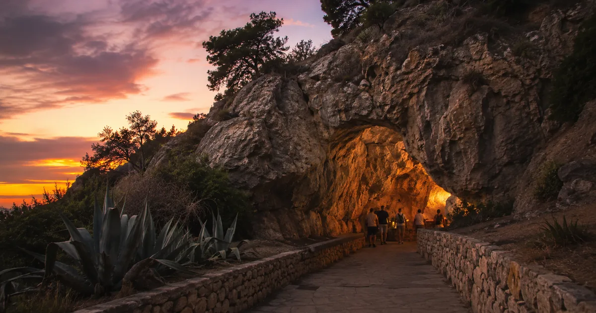 Acceso al recinto de la Cueva de Nerja para un evento cultural