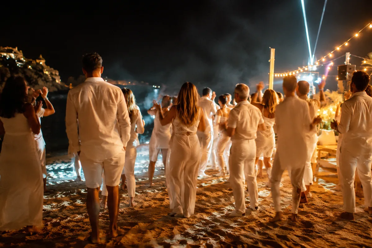 Ambiente de verano en Nerja con dress code blanco