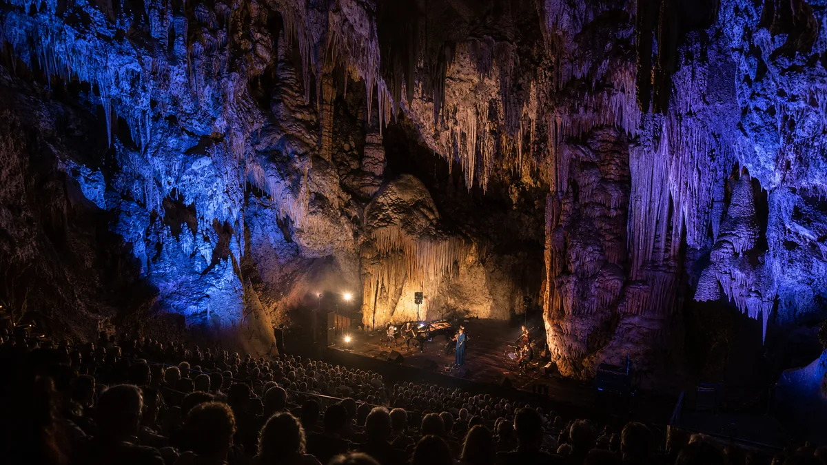 Ambiente nocturno de festival en la Cueva de Nerja