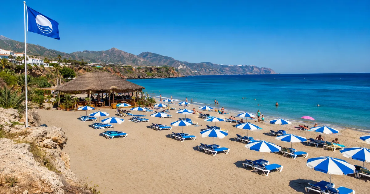 Playa de Burriana en Nerja con servicios de verano