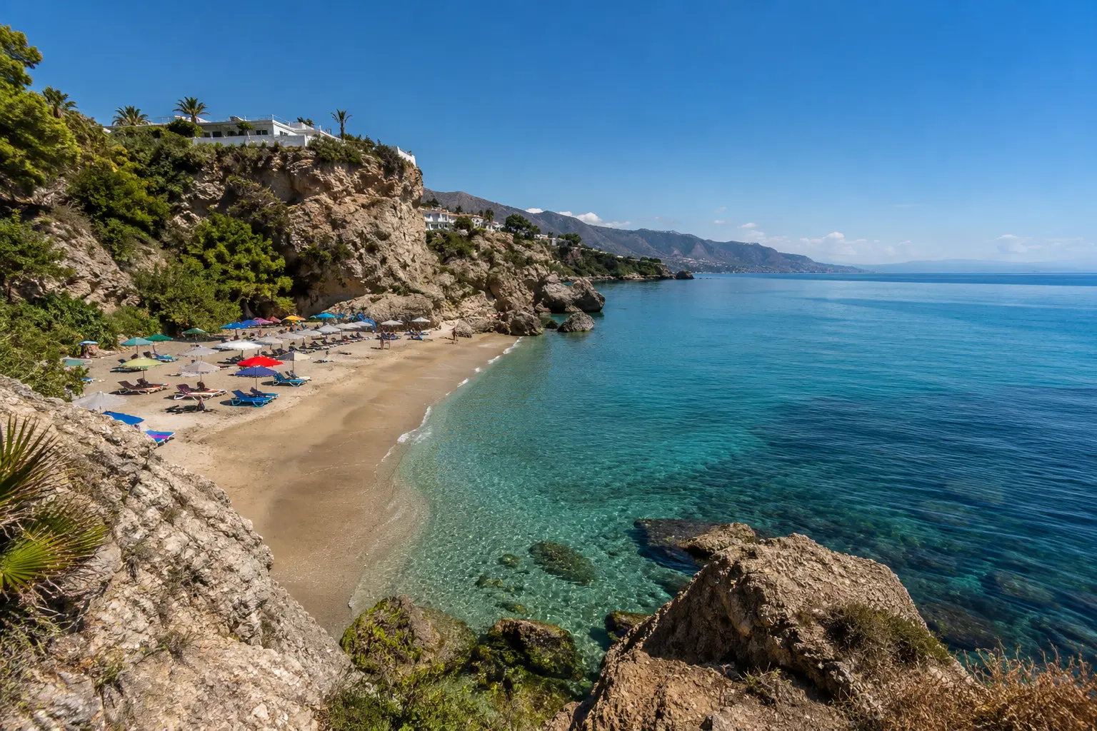 Playa de Calahonda en una ruta de dos días por Nerja