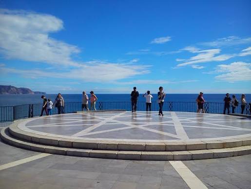 Balcón de Europa en Nerja con visitantes en julio