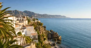Vista costera de Nerja en septiembre con el Mediterráneo en calma