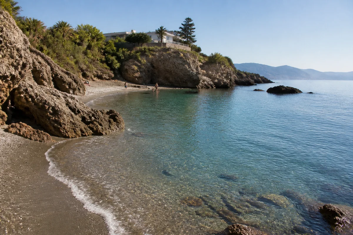 Cala tranquila de Nerja para disfrutar de la playa en septiembre