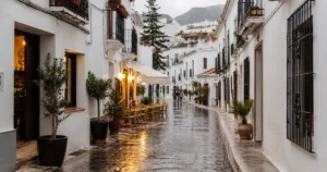 Calle blanca del centro de Nerja durante una lluvia suave
