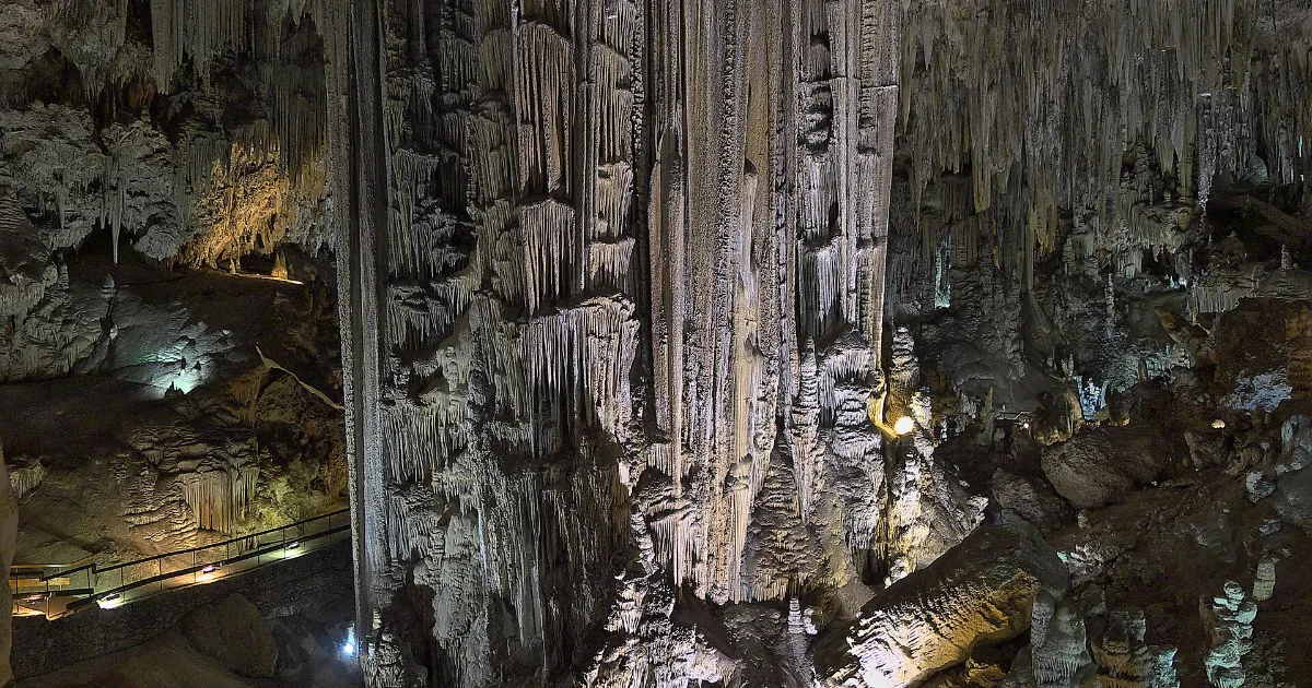 Entorno exterior de la Cueva de Nerja en Maro con vistas al Mediterráneo
