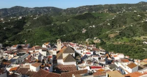 Vista de Frigiliana con sus casas blancas escalonadas en la ladera de la sierra