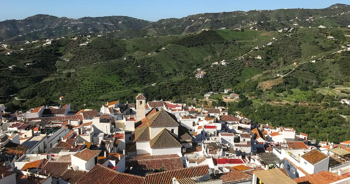 Vista de Frigiliana con sus casas blancas escalonadas en la ladera de la sierra